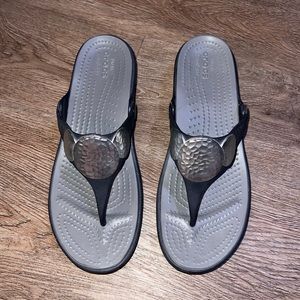 LIKE NEW Crocs Sanrah Sandal